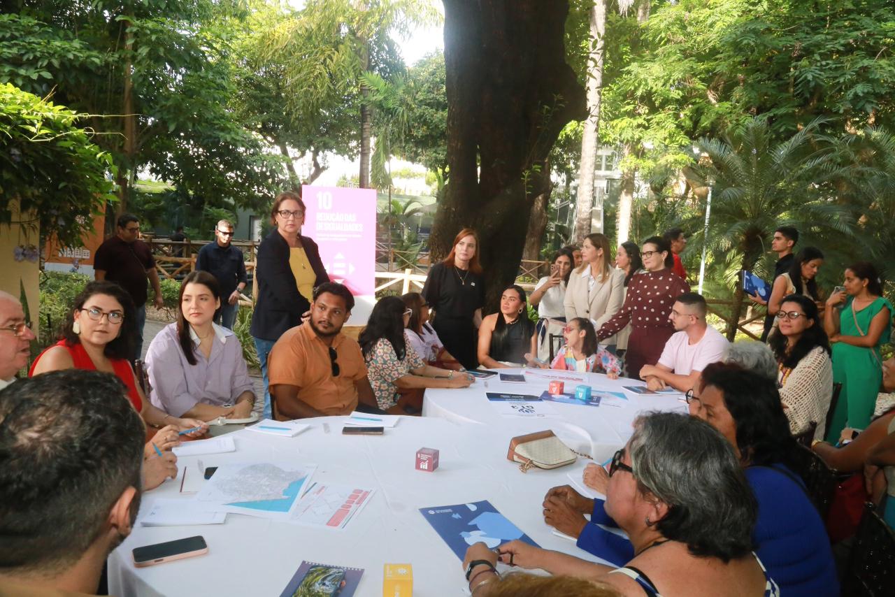 A foto mostra os grupos de trabalho da conferência reunidos no bosque do Paço Municipal